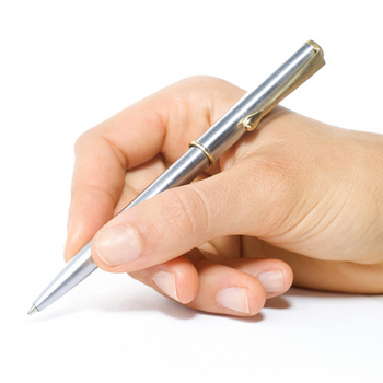 рука пишет ручкой